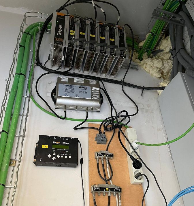 Antena comunitaria reparada en Gràcia, Barcelona