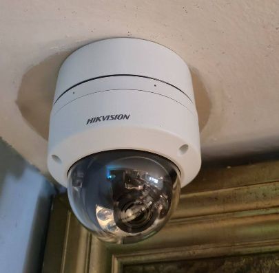 Videovigilancia instalada en comercio en Eixample, Barcelona