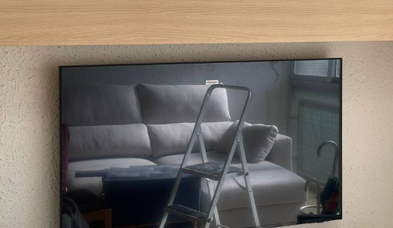 Televisor instalado en pared en Sant Boi de Llobregat