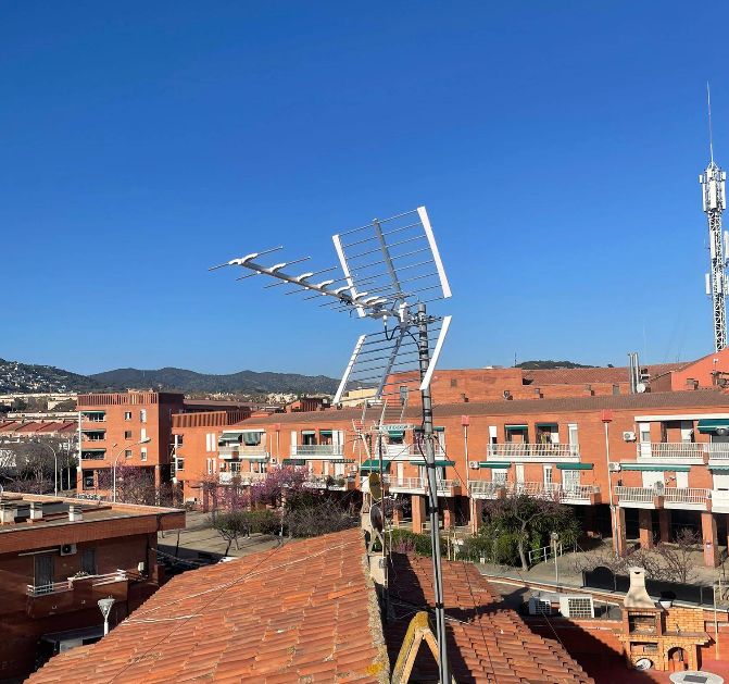 Antena revisada tras temporal en Castelldefels